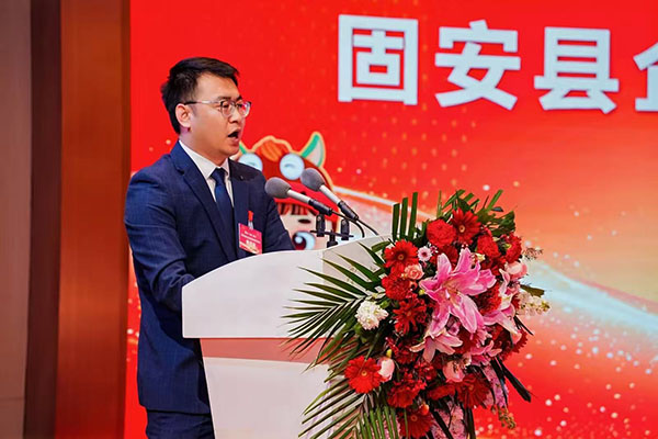 縣委書記韓金虎宣讀獲獎企業(yè)名單，并為其業(yè)頒獎